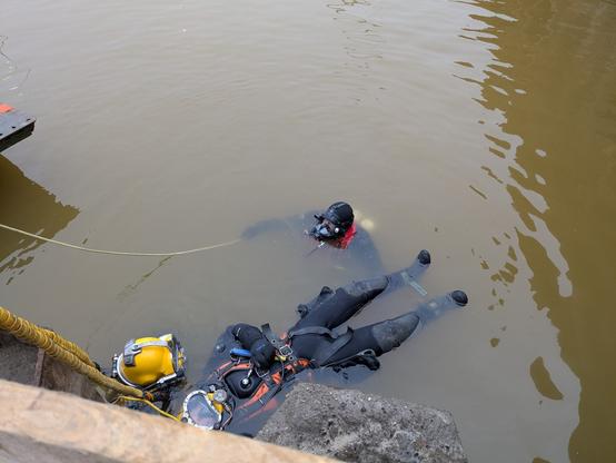 2 work divers and one rescue diver in the water