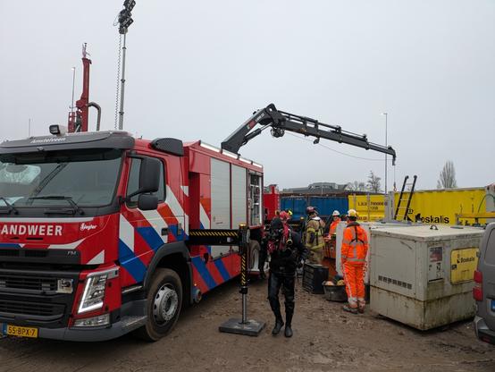 Fire service heavy rescue with extended crane
