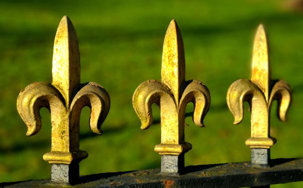 Decorative spikes on Victorian railing which bear more than a passing resemblance to half-peeled bananas.
