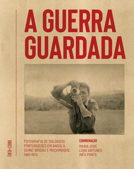 Capa do livro "A Guerra Guardada​. Fotografia de Soldados Portugueses em Angola, Guiné‑Bissau e Moçambique, 1961‑1974", coordenado por Maria José Lobo Antunes e Inês Ponte, e publicado pela Tinta da China em 2024. A capa inclui a foto de um homem fardado a tirar uma fotografia, com a câmara encostada à cara.