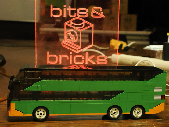 Doppeldecker-Bus vor Bits&Bricks Schild