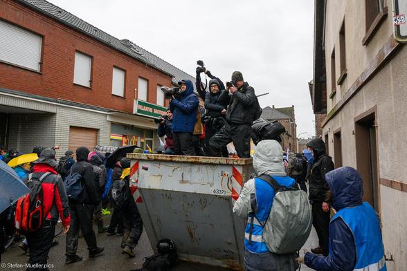 Fotografen fotografieren Klimademo nach Lützerath von einem Müllcontainer aus. Keyenberg, 14.01.2023