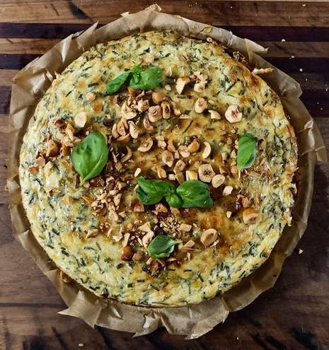 Der fertig gebackene Kuchen, dekoriert mit Nüssen + Basilikum von oben gesehen