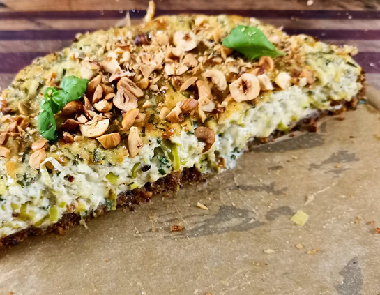 Der fertige Kuchen, angeschnitten von der Seite gesehen