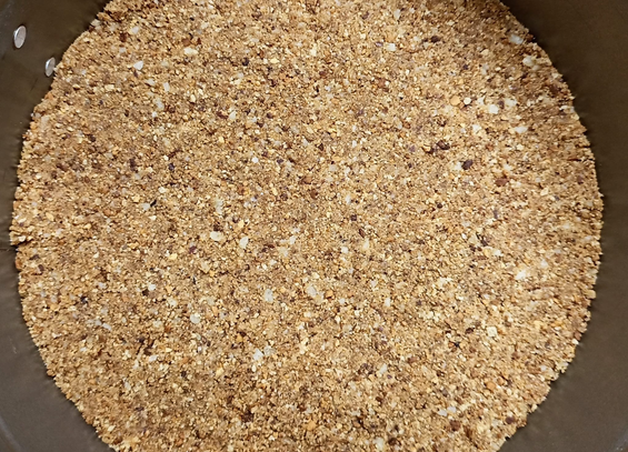 Der Keks-Butter-Mandel-Teig in der Springform verteilt