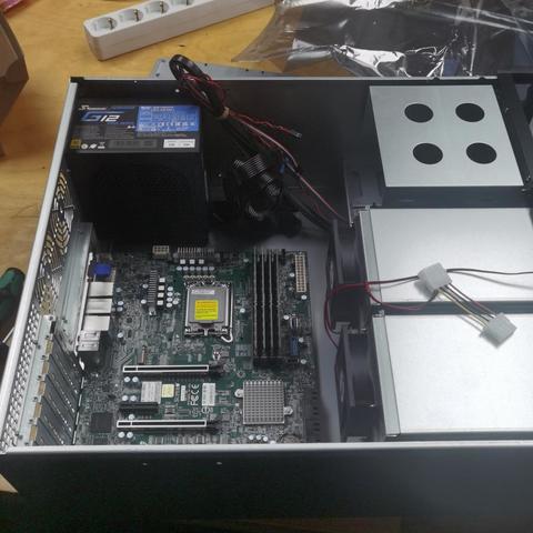 Ein teilweise bestücktes Server-Gehäuse.