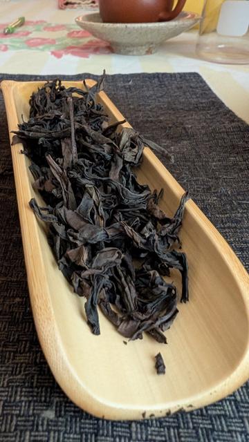 Dry rock tea leaves