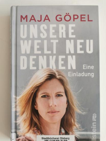 Buchvorderseite Maja Göpel, Unsere Welt neu denken, Eine Einladung (2020). Die untere Hälfte nimmt ein Porträtfoto Maja Göpels ein. Jugendlich, ernster Blick, offenes halblanges dunkelblondes Haar