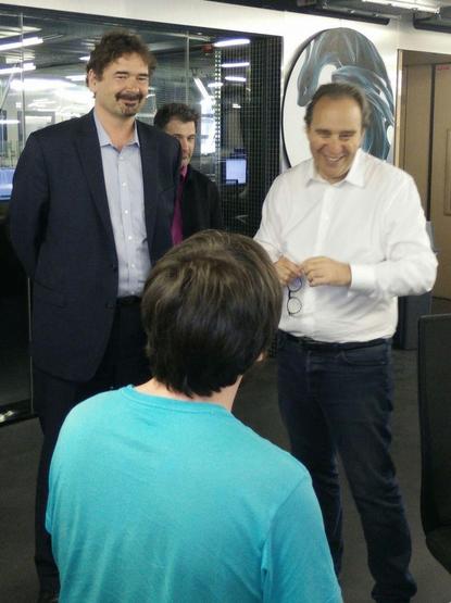 Xavier Niel, PDG de Free, à droite, présente l'école 42 à Jon Stephenson von Tetzchner, PDG en Vivaldi, à gauche, en posant des questions à un étudiant (de dos). À l'arrière-plan, Fabien.