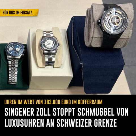 Foto: Drei sichergestellte Luxus-Armbanduhren auf einem Tisch.
Text: Uhren im Wert von 183.000 Euro im Kofferraum - Singener Zoll stoppt Schmuggel von Luxusuhren an Schweizer Grenze