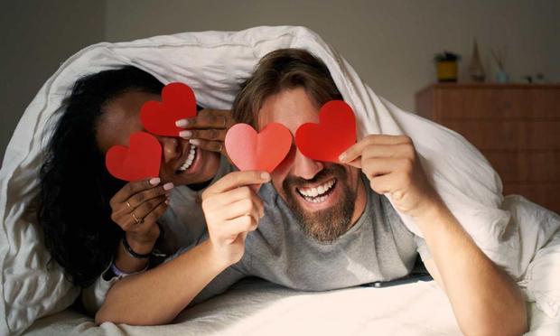 Pareja de enamorados en la cama (Getty Images)