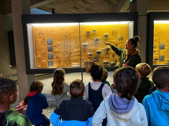 Visite des collections du musée Sainte-Croix de Poitiers, vitrine sur la vaisselle