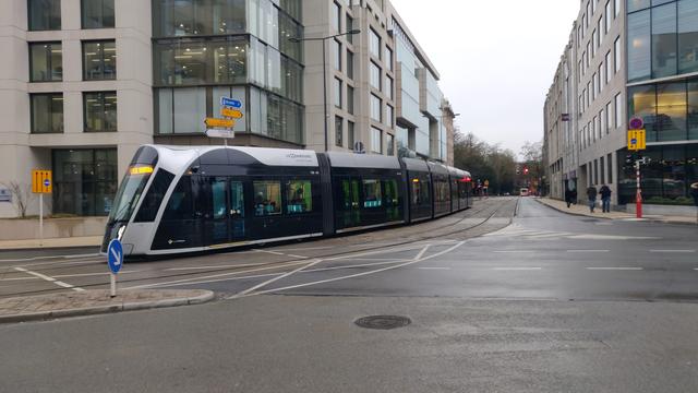 etwas futuristisch wirkende Tram in Luxembourg.