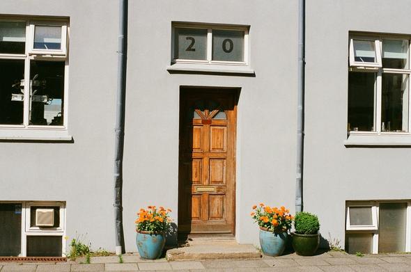 Une porte d'un immeuble avec écrit 20 au dessus