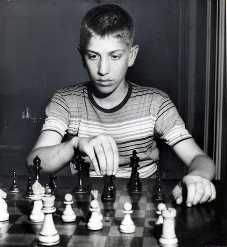 Bobby Fischer de joven jugando una partida de ajedrez