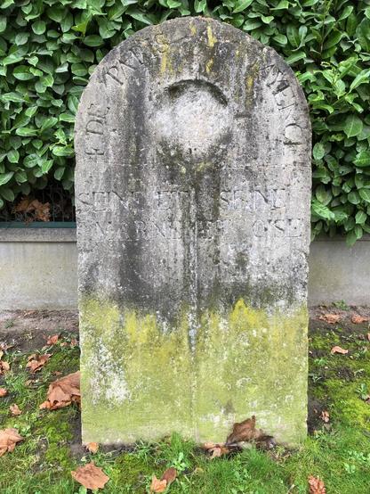 Borne impériale signalant le passage du Département de la Seine-et-Marne à l'ancien de Seine-et-Oise