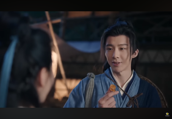 Ning Yuanzhou holds a caramel that Ren Ruyi has just given him.
