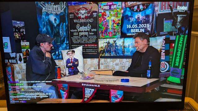 Foto eines Notebook-Bildschirms auf dem der Stream von HandOfBlood zu sehen ist wie er mit Robert Habeck redet.