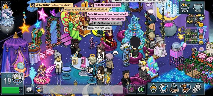 A imagem mostra uma cena de um jogo online, com vários avatares animados interagindo em um ambiente fantástico. Há uma variedade de objetos decorativos, como fontes, flores, cristais e estruturas de conto de fadas. Os avatares são representados por personagens estilizados, alguns com asas de fada e outros com roupas medievais. A cena se passa em um ambiente noturno, com um céu estrelado. Há também balões de conversa que indicam uma interação entre os jogadores. A parte inferior da imagem mostra uma interface de jogo com informações como nível e itens.