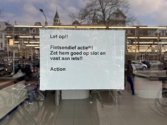 Aanplakbiljet van Action met opschrift: "Let op!!
Fietsendief actief!!
Zet hem goed op slot en vast aan iets!!
Action"