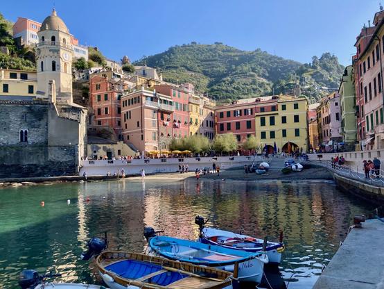 Der Hafen von Vernazza am späten Vormittag (außerhalb der Saison), mit den für die Cinque Terre typischen bunten Häusern.
