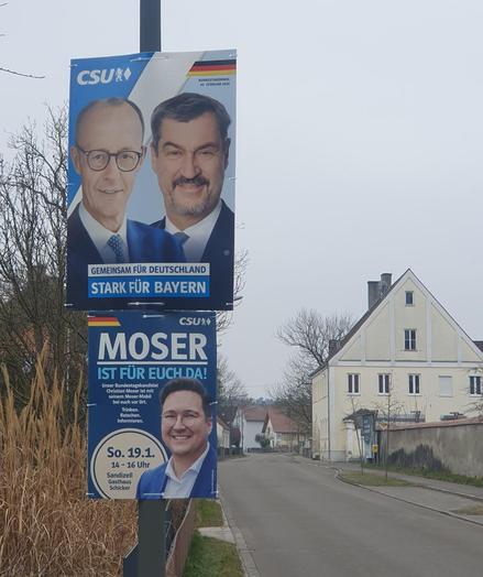 Wahlplakat der CSU, ein lächelnder Friedrich Merz und ein schnurrbarttragender Markus Söder.
"Gemeinsam für Deutschland/stark für Bayern" steht darunter.