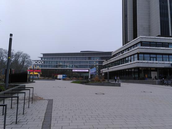 Foto vom Vorplatz des CCH. Rechts ist ein Teil des Hotels zu sehen. Links im Bild sind leere Fahrradständer.