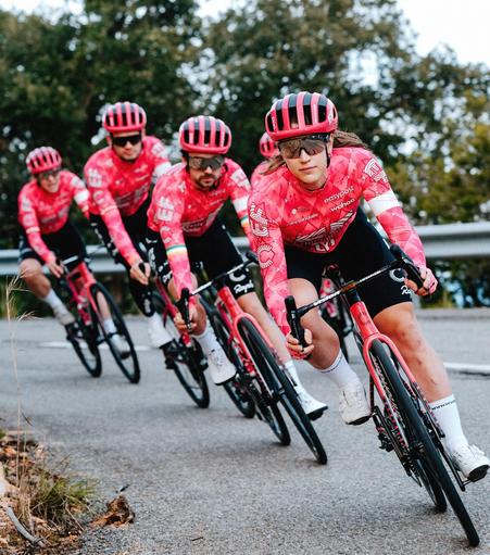Členové cyklistického týmu EF na kolech.
Foto: efprocycling.com