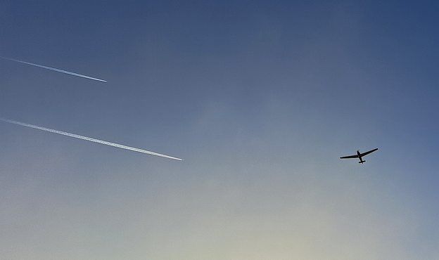 Das Bild zeigt einen klaren, blauen Himmel. Zwei Kondensstreifen von Flugzeugen ziehen sich diagonal über den Himmel. In der Mitte des Bildes ist ein kleines, silhouettiertes Flugzeug zu sehen. Der Himmel ist größtenteils einfarbig, mit einem leichten Helligkeitsunterschied zum Horizont hin.

Bereitgestellt von @altbot, generiert mit Gemini
