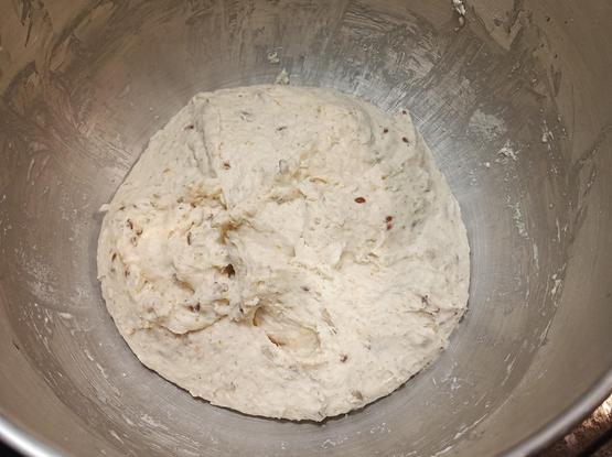 Hefeteig in einer Ruhrschüssel