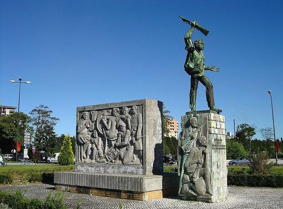 Memorial to the strikers in Marinha Grande. By Vitor Oliveira from Torres Vedras, PORTUGAL - Homenagem ao Movimento Operário - Marinha Grande - Portugal, CC BY-SA 2.0, https://commons.wikimedia.org/w/index.php?curid=78042229