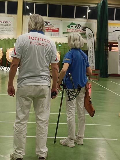 Tecnico degli Archieri del Pasubio in assistenza al proprio atleta che si trova sulla linea di tiro
