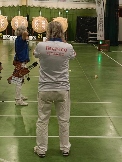 Tecnico degli Archieri del Pasubio in assistenza al proprio atleta che si trova sulla linea di tiro