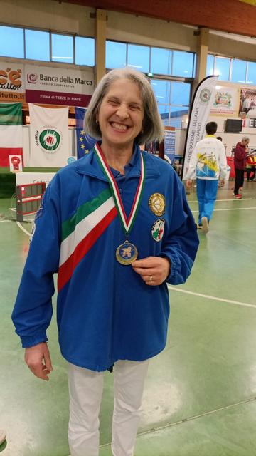 Atleta degli Arcieri del Pasubio che mostra la medaglia d'oro conquistata ai campionati regionali della Regione del Veneto