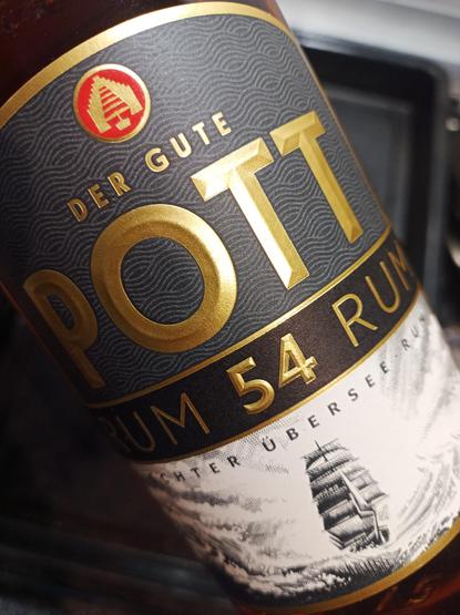 Eine Flasche Rum zum Aufweichen der Rosinen