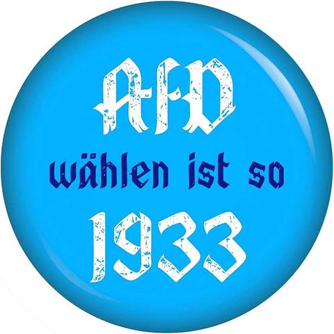 Hellblauer Button mit Text weiß: AfD , Text blau: wählen ist so , Text weiß: 1933