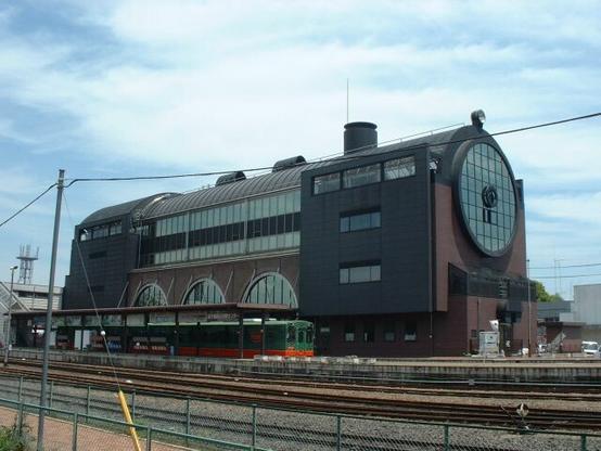 The Mooka Station (真岡駅, Mooka-eki) in Japan has quite a unique station building that resembles a steam locomotive.

Photo credit: Saniboh/CC BY 3.0. https://en.wikipedia.org/wiki/File:%E7%9C%9F%E5%B2%A1%E9%A7%85_%E9%A7%85%E8%88%8E.jpg