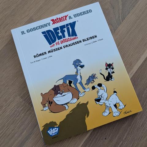 Titel des ersten Bandes der Comicreihe "Idefix und die Unbeugsamen". Gezeigt werden die gallischen Hunde Idefix, Dertutnix und Turbine sowie die Katze Sardine und die Taube Astmatix.