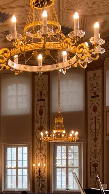 Leuchter im Saal, vor dem Fenster Nebel