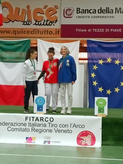 Podio con Arcieri del Pasubio sul terzo posto. Atlete che si abbracciano