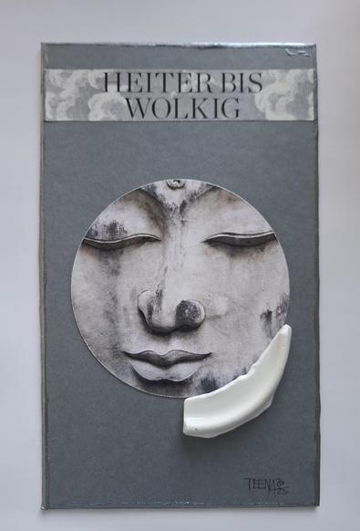 Mixedmedia-Assemblage mit ScherbenbringenGlück-Fundstück. Runder Buddha-Kopf-Ausschnitt darüber: "Heiter bis wolkig".