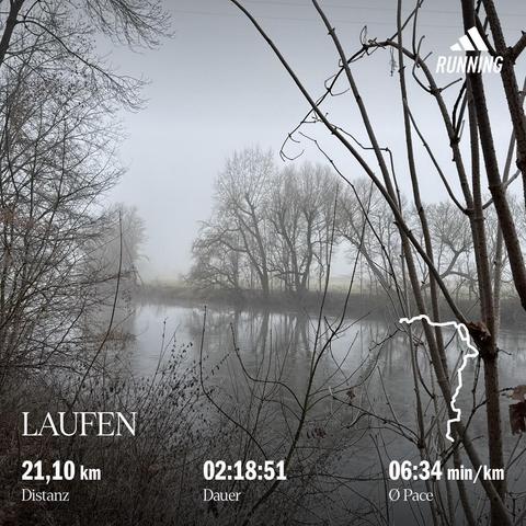 Blick über einen Fluss (die Saale) am anderen Ufer Herbstbäume und am Horizont keine Kirche von Schellsitz, da voll im Nebel versunken