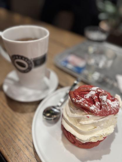 Espresso Housen antimet. Rooibosta teemukissa ja Red Velvet laskiaispulla massiivisella vegekermatäytteellä.