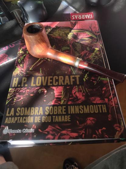 Manga de La Sombra sobre Innsmouth, versión de Gou Tanabe, con una pipa artesanal encima de la cubierta.