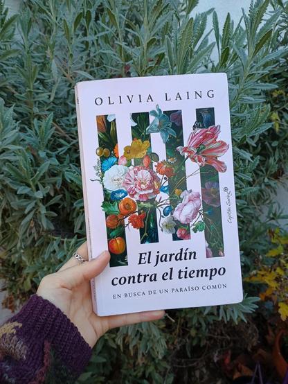 Libro "El jardín contra el tiempo" sobre fondo vegetal