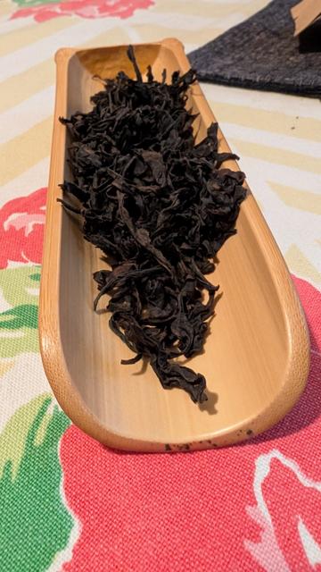 Dry rock tea leaves