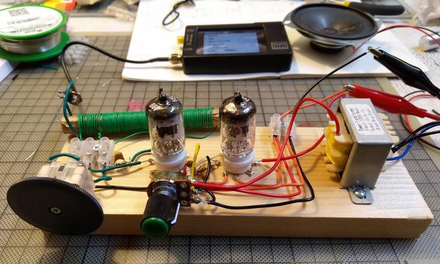 Tube radio with two vacuum tubes assembled on a wooden board.TinySA as a signal generator in the background.