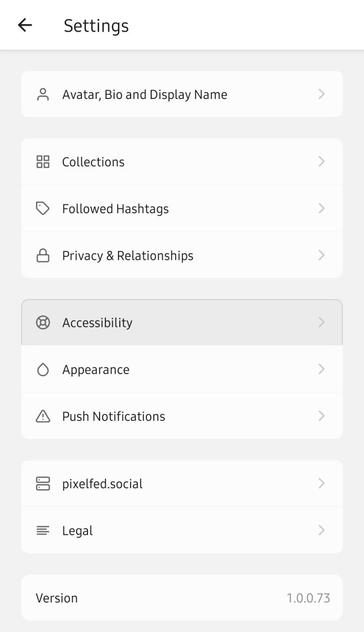 Captura de pantalla de la aplicación pixelfed, con la opción accesibilidad señalada