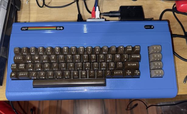 C64 in einem blauen Gehäuse