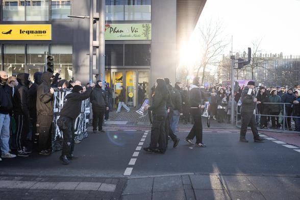Start des Aufmarsches: Vorbei an fassungslosen Kulturhauptstadtbesucher*innen an den Geländern wird der Marsch in die Innenstadt geleitet.
